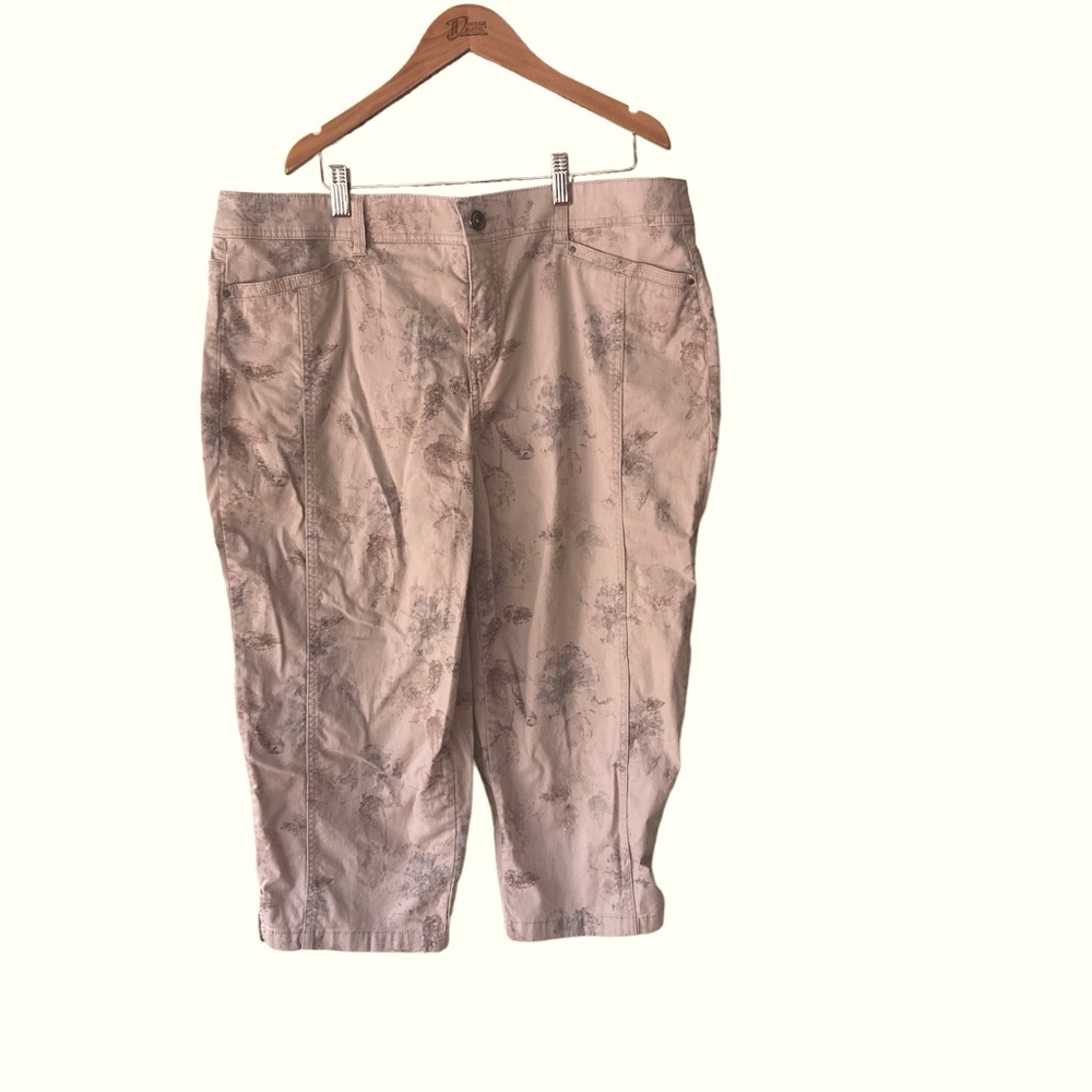 Style & Co women’s capris tan with floral print 16
